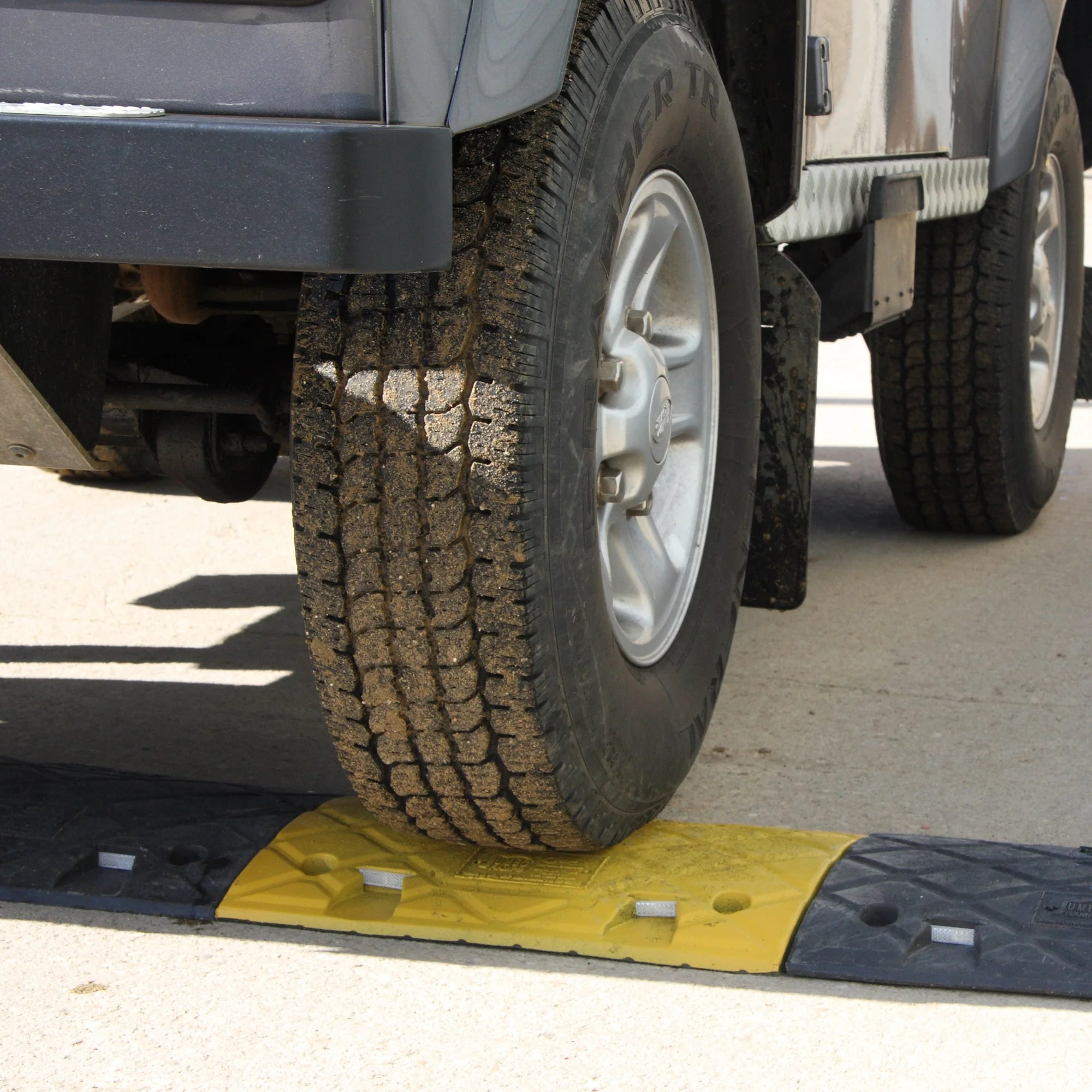 JSP Jumbo 5cm Speed Ramps - 10MPH-16KM/H (Pair) - Image 2